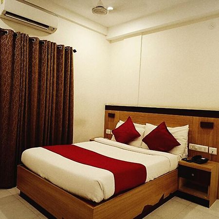 Prayana Hotel Kochi Bagian luar foto