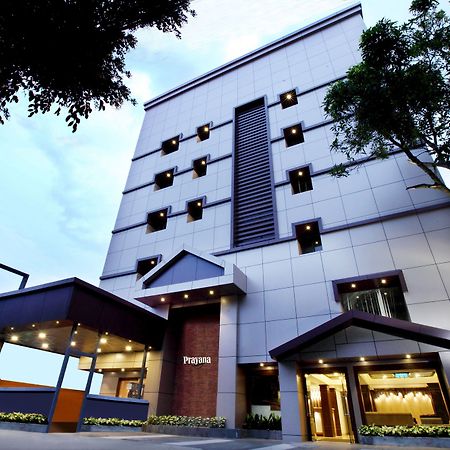 Prayana Hotel Kochi Bagian luar foto