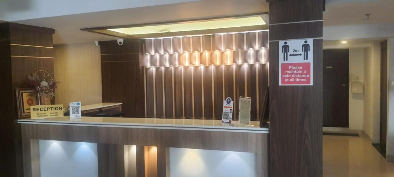Prayana Hotel Kochi Bagian luar foto
