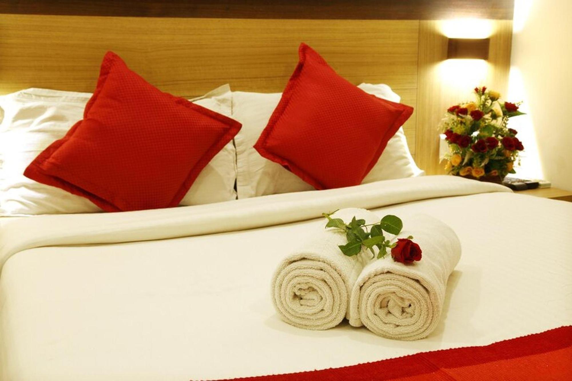 Prayana Hotel Kochi Bagian luar foto