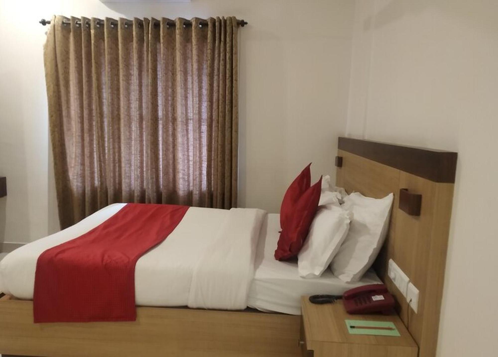 Prayana Hotel Kochi Bagian luar foto