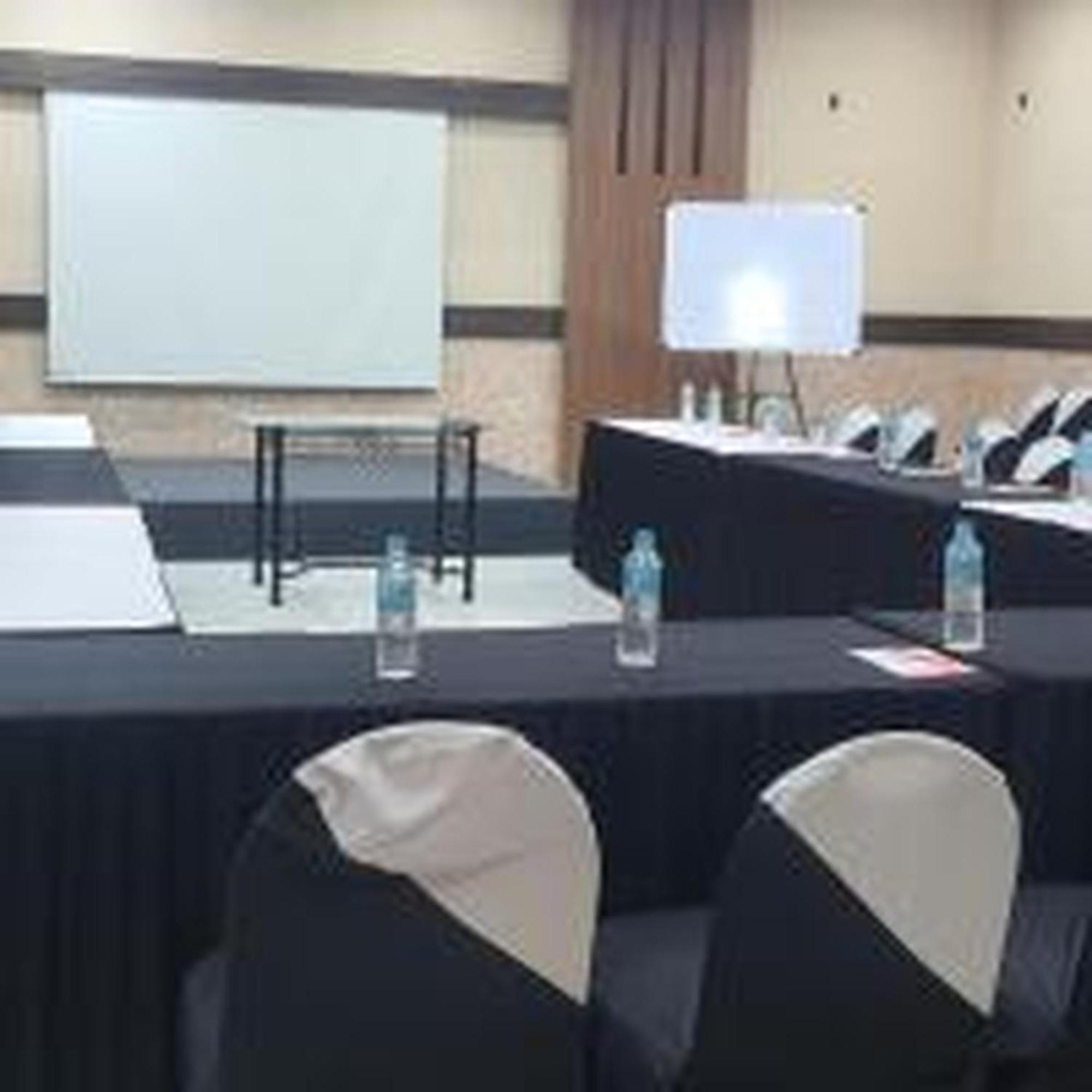 Prayana Hotel Kochi Bagian luar foto