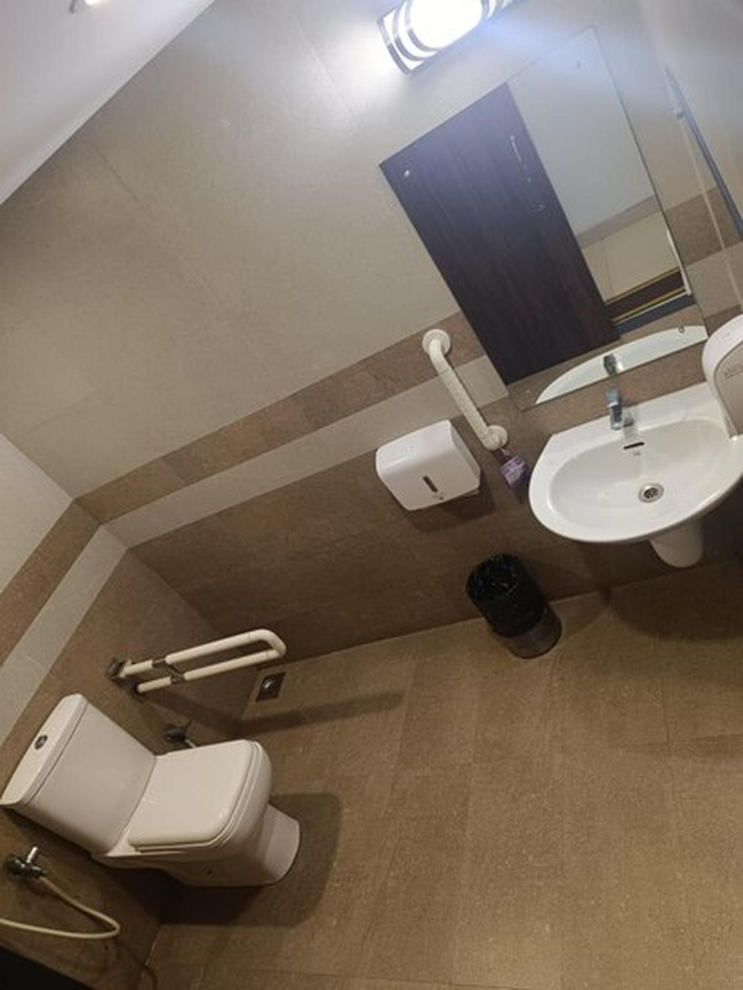 Prayana Hotel Kochi Bagian luar foto