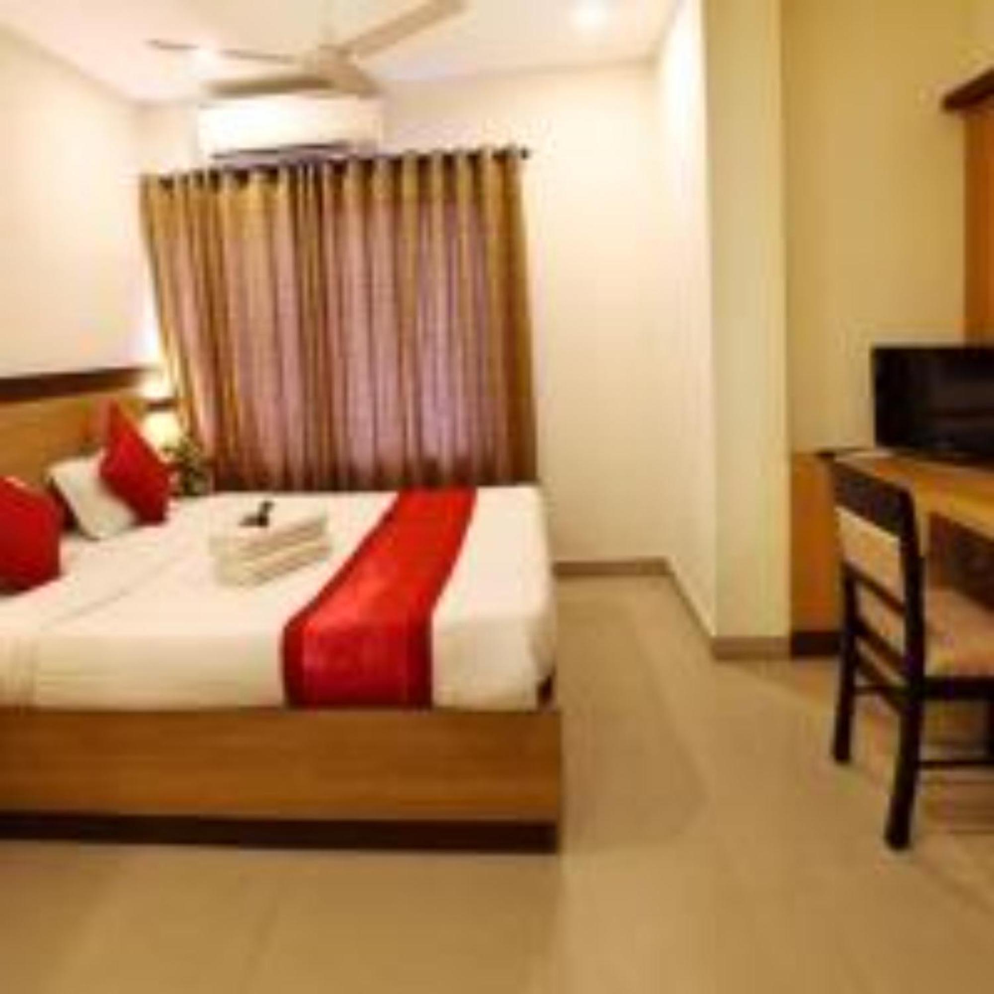 Prayana Hotel Kochi Bagian luar foto