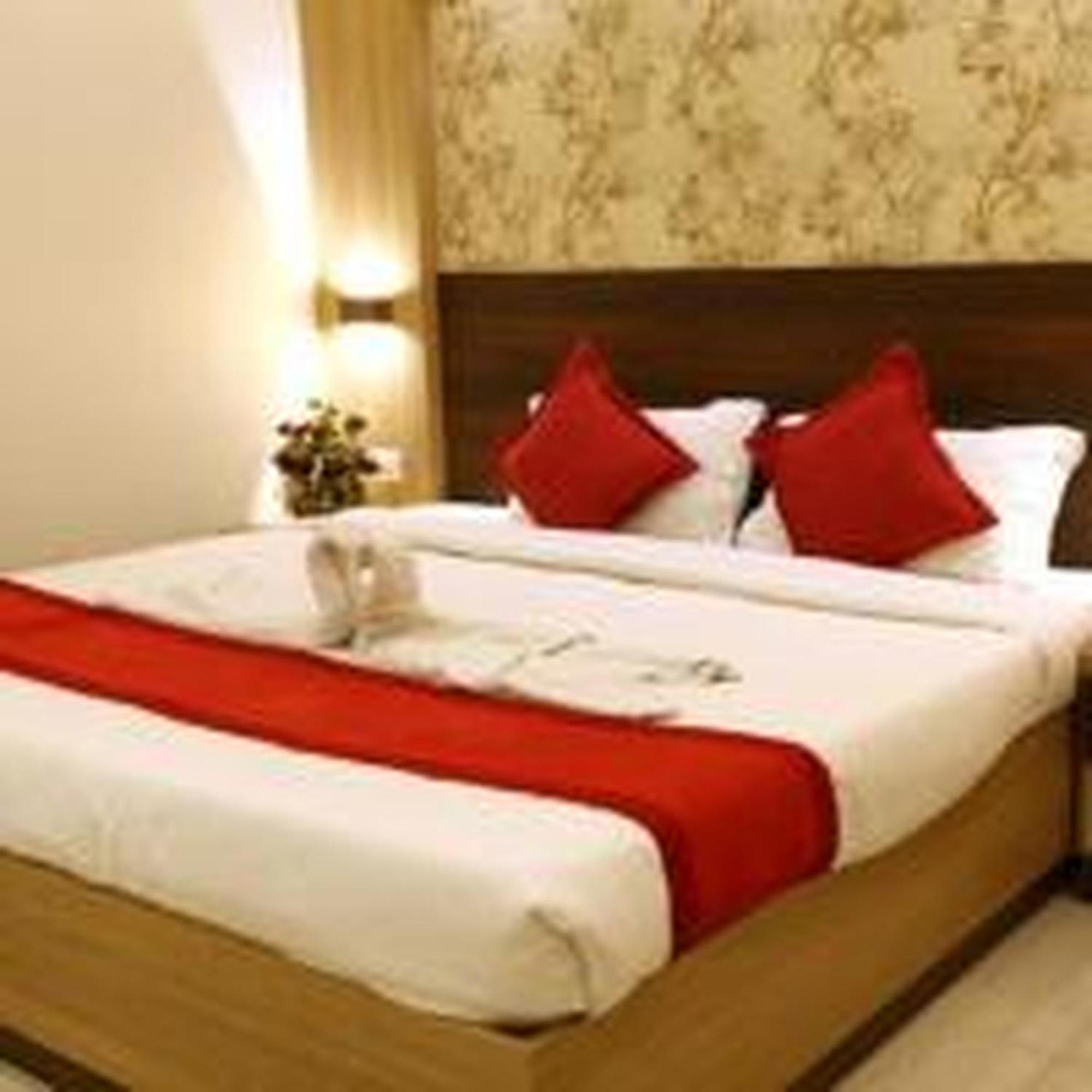 Prayana Hotel Kochi Bagian luar foto