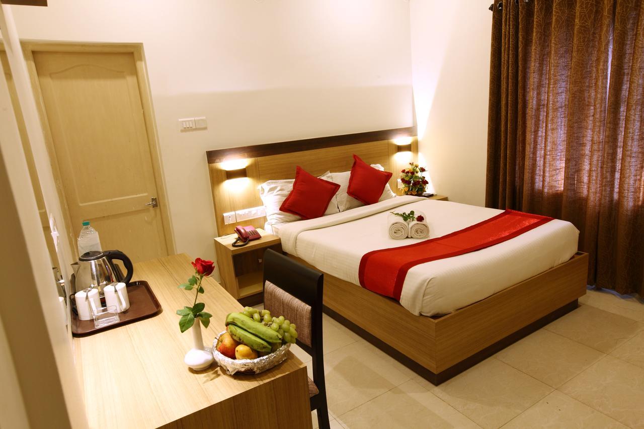 Prayana Hotel Kochi Bagian luar foto