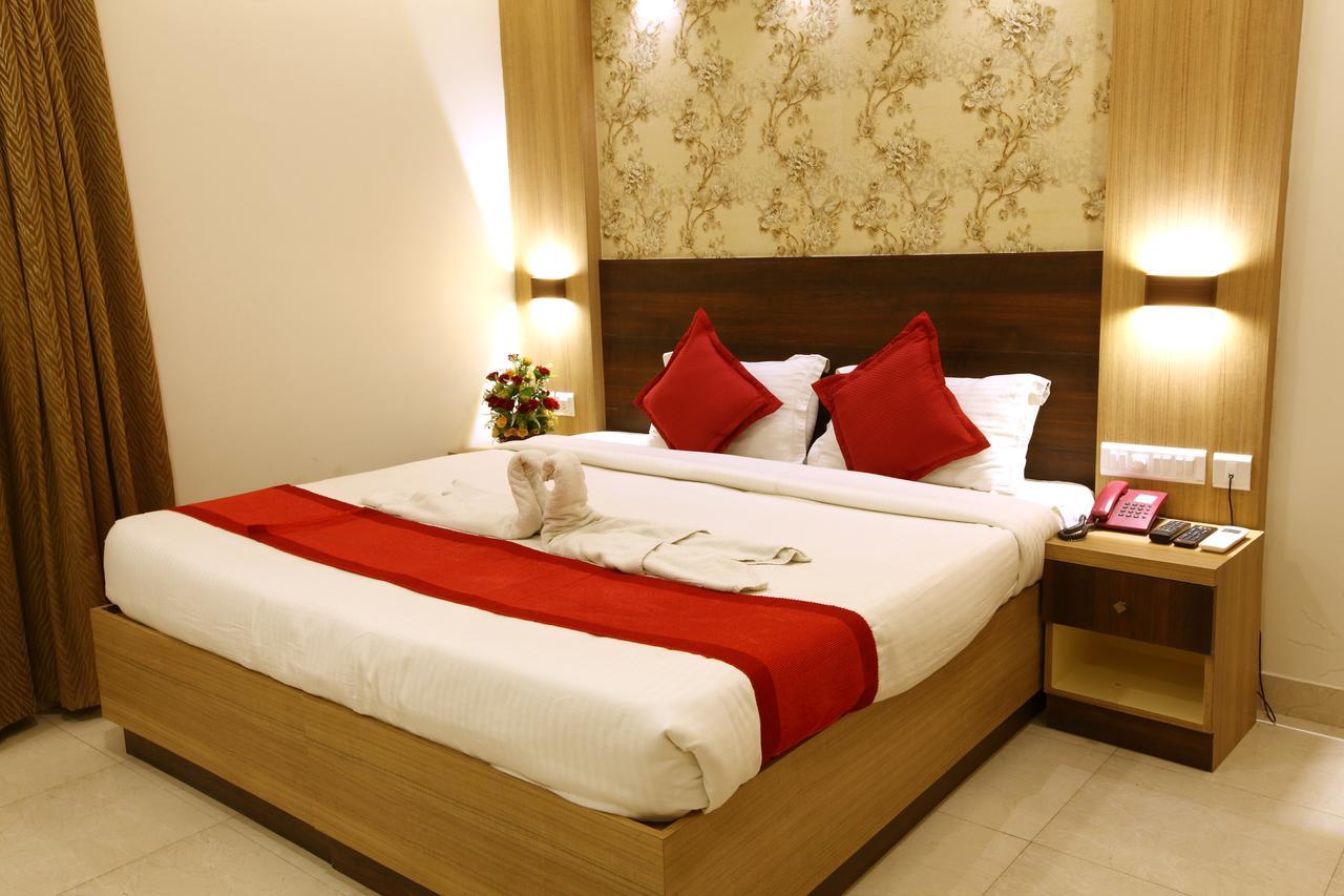 Prayana Hotel Kochi Bagian luar foto