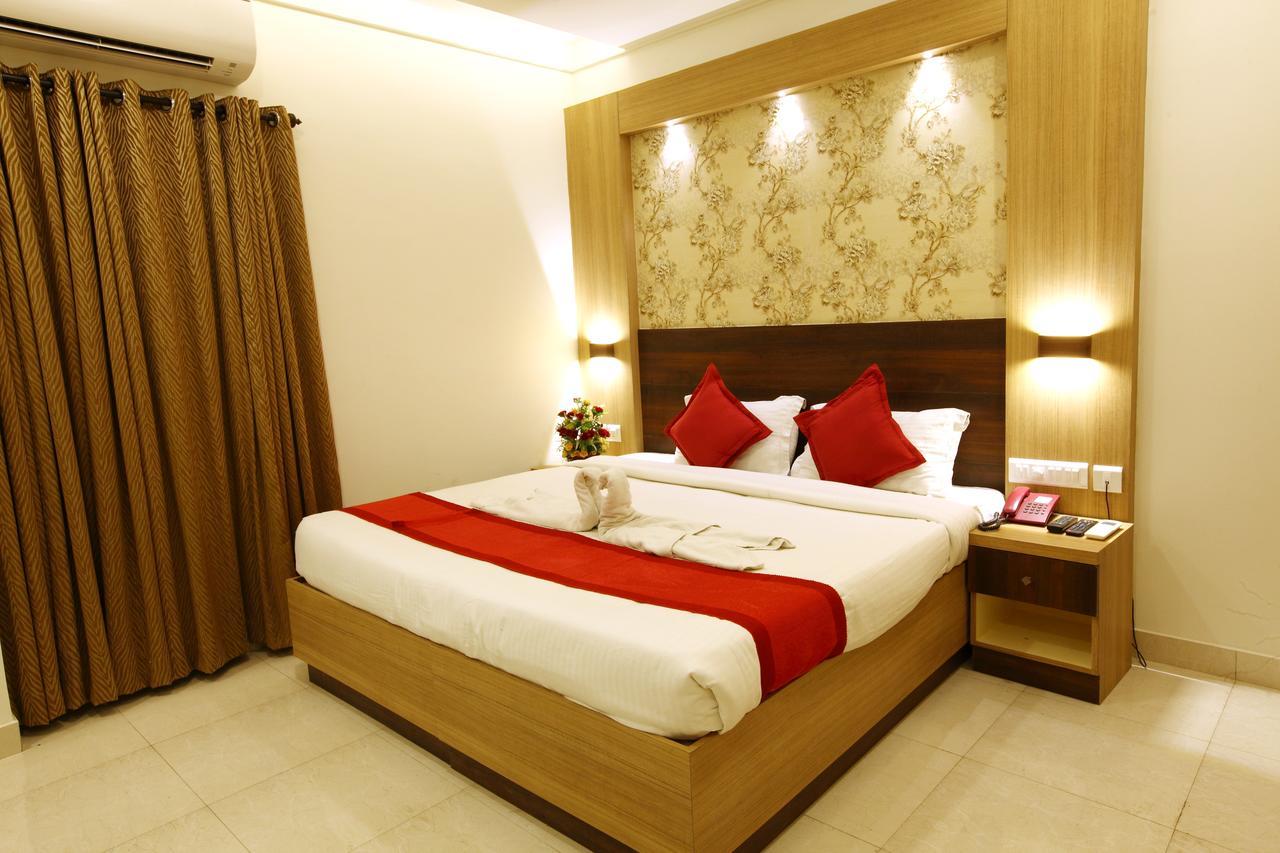 Prayana Hotel Kochi Bagian luar foto