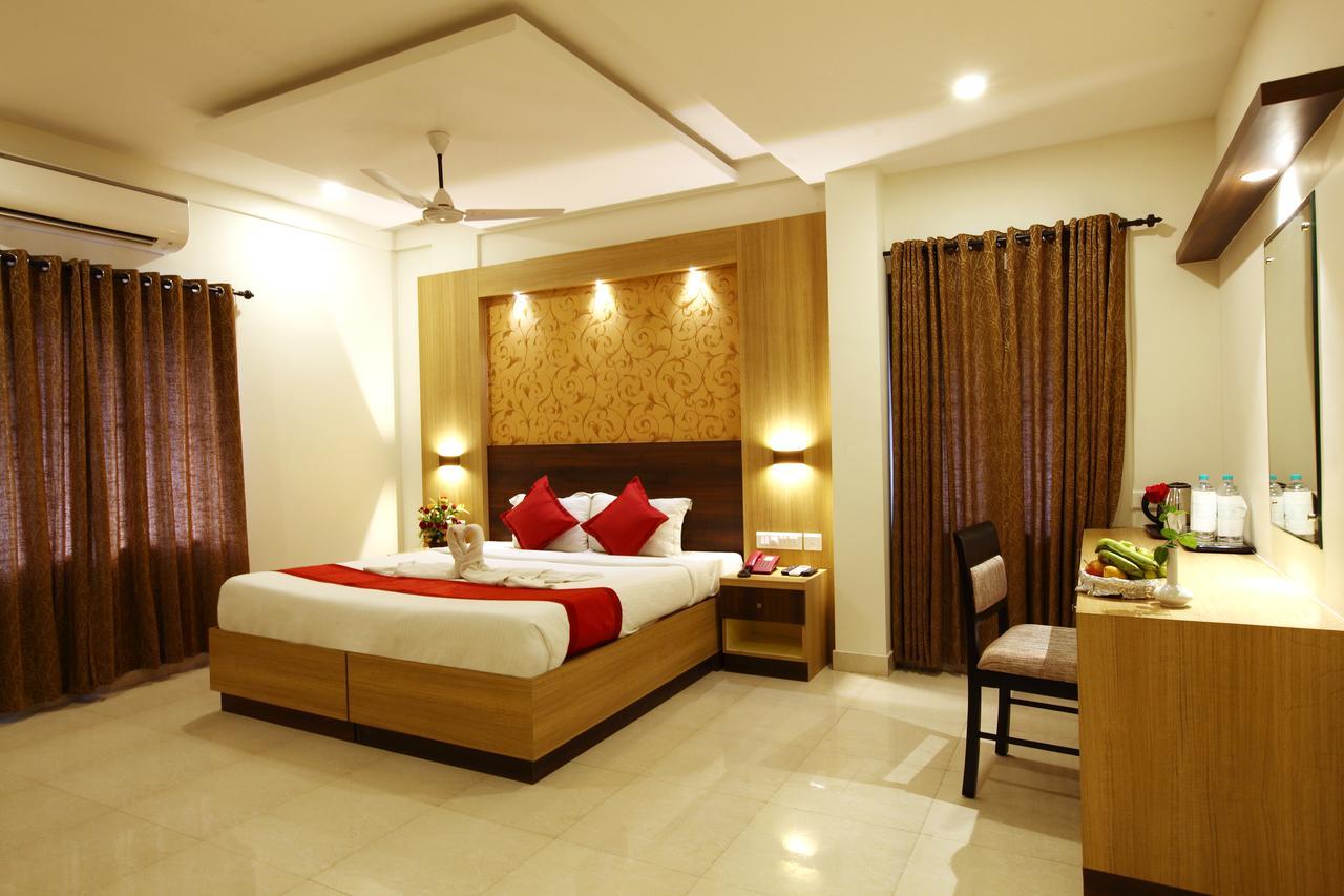 Prayana Hotel Kochi Bagian luar foto