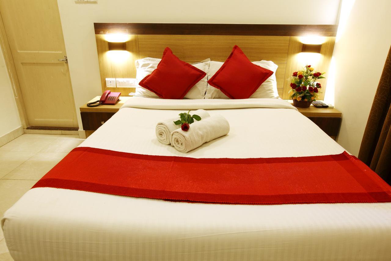 Prayana Hotel Kochi Bagian luar foto