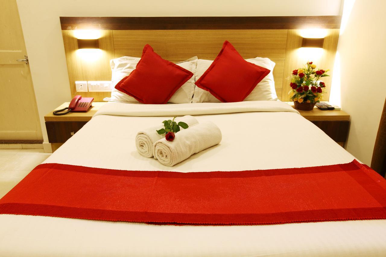 Prayana Hotel Kochi Bagian luar foto