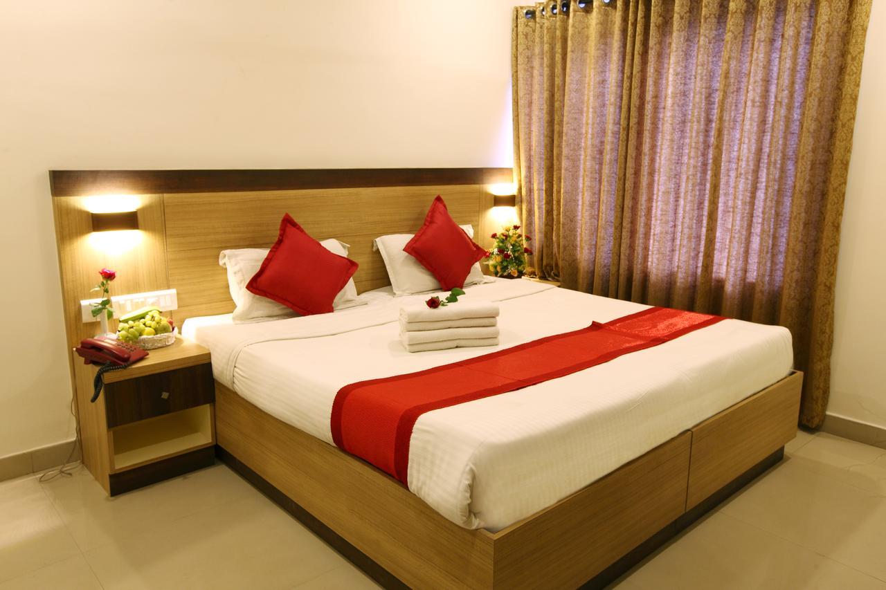 Prayana Hotel Kochi Bagian luar foto