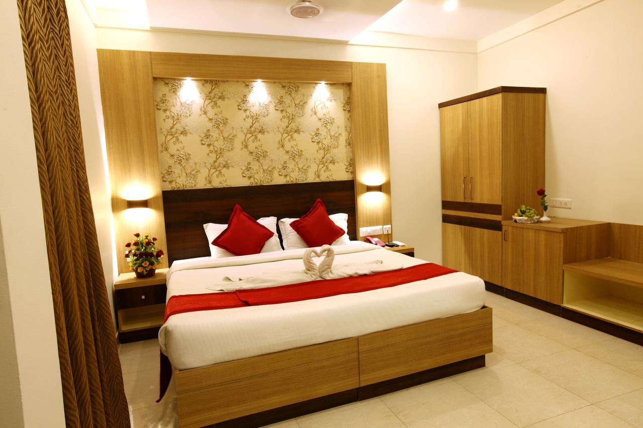 Prayana Hotel Kochi Bagian luar foto