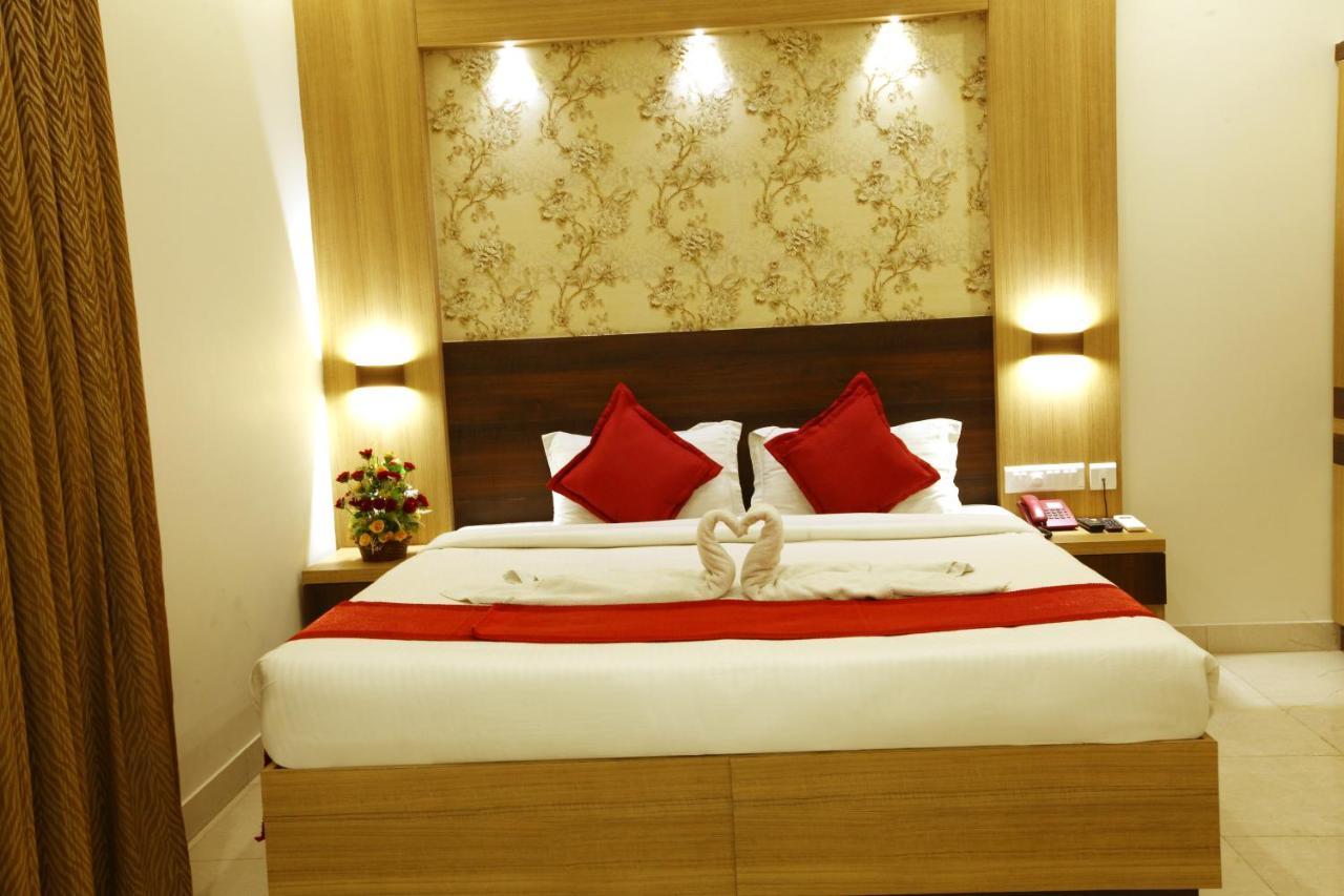 Prayana Hotel Kochi Bagian luar foto