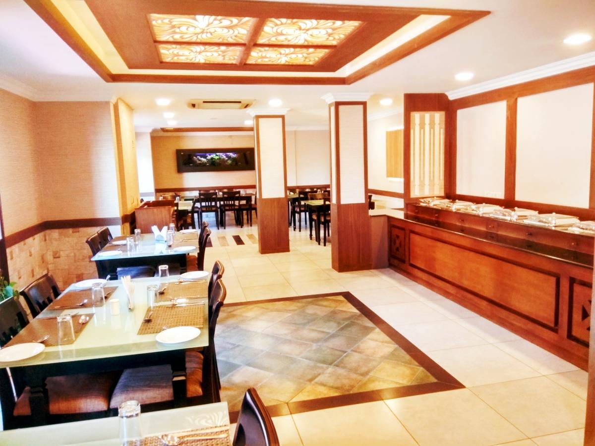 Prayana Hotel Kochi Bagian luar foto