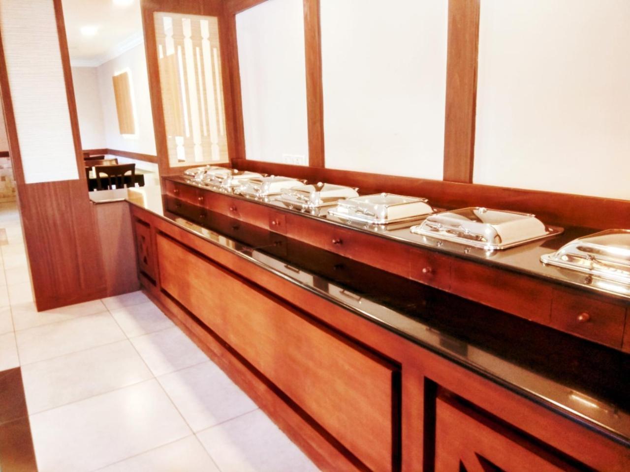 Prayana Hotel Kochi Bagian luar foto