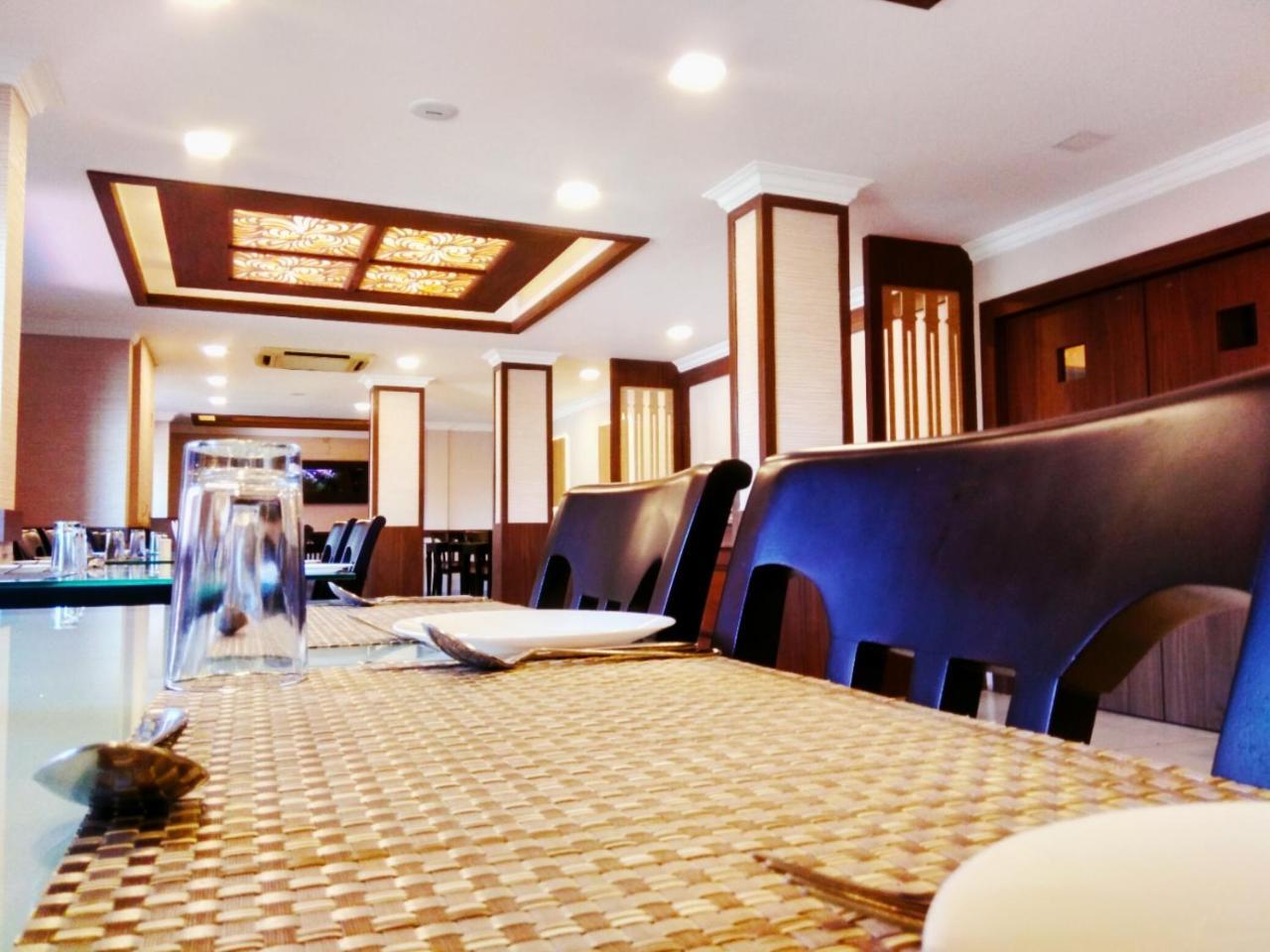 Prayana Hotel Kochi Bagian luar foto