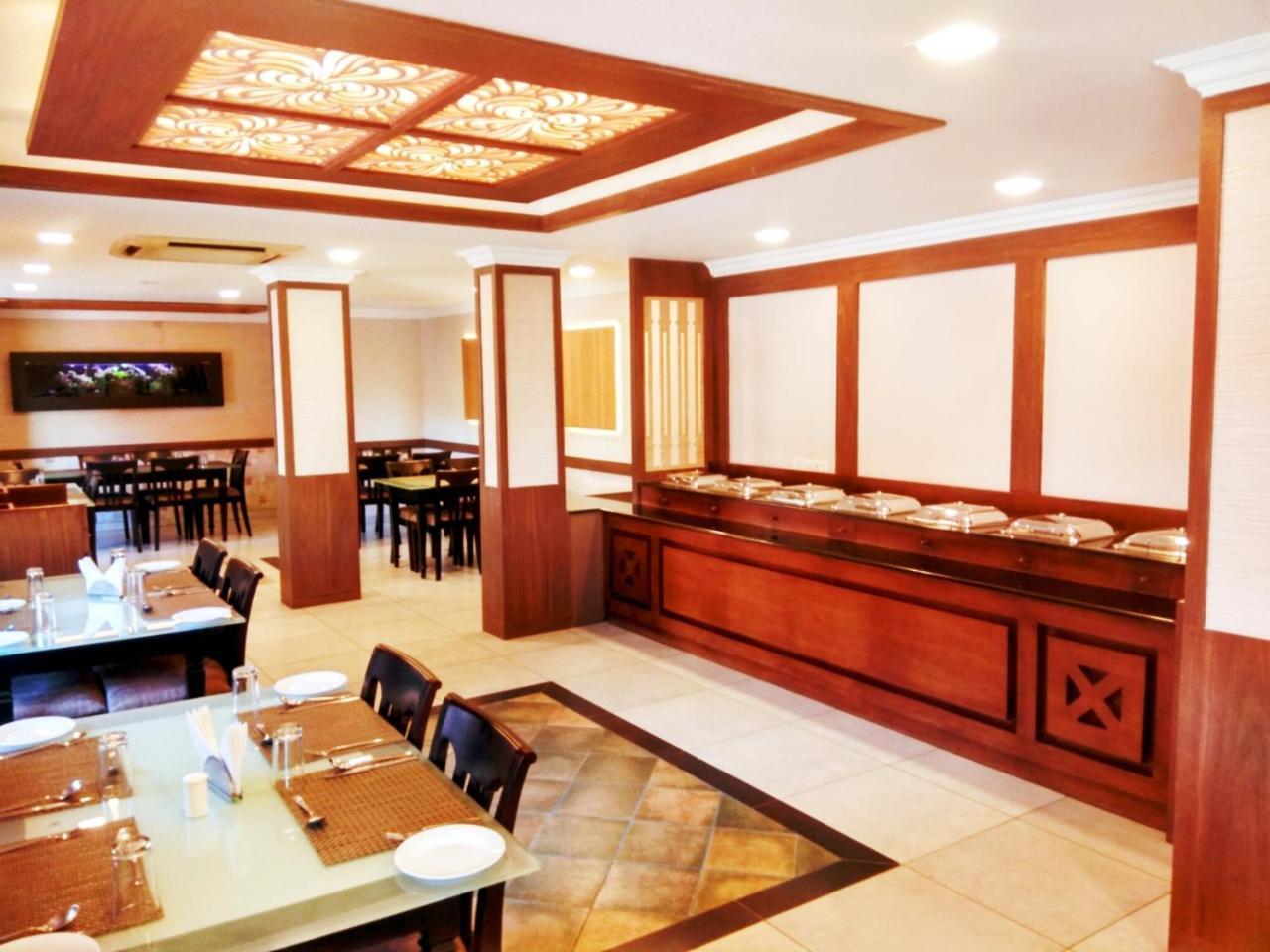 Prayana Hotel Kochi Bagian luar foto